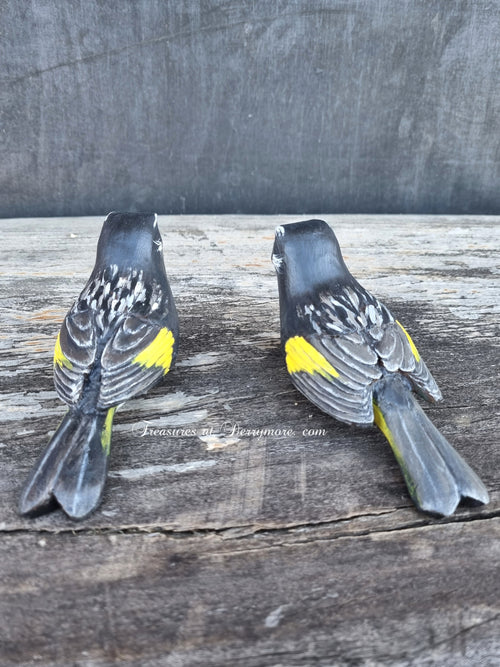 Back view of hand carved & painted Australian bird, New
Holland Honeyeater. Detailed carving on the wings